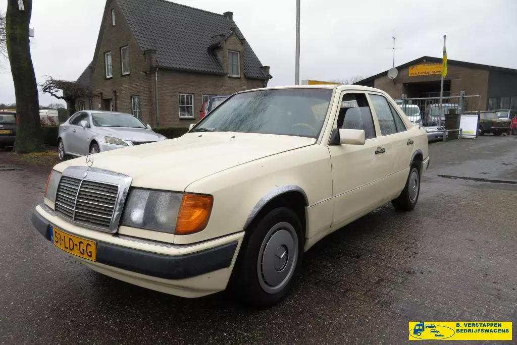 Mercedes-Benz 200-SERIE 200 D sedan. prijs is een vaste meeneemprijs zo mee.